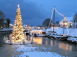 Der Schwimmende Weihnachtsbaum im Museumshafen von Carolinensiel
